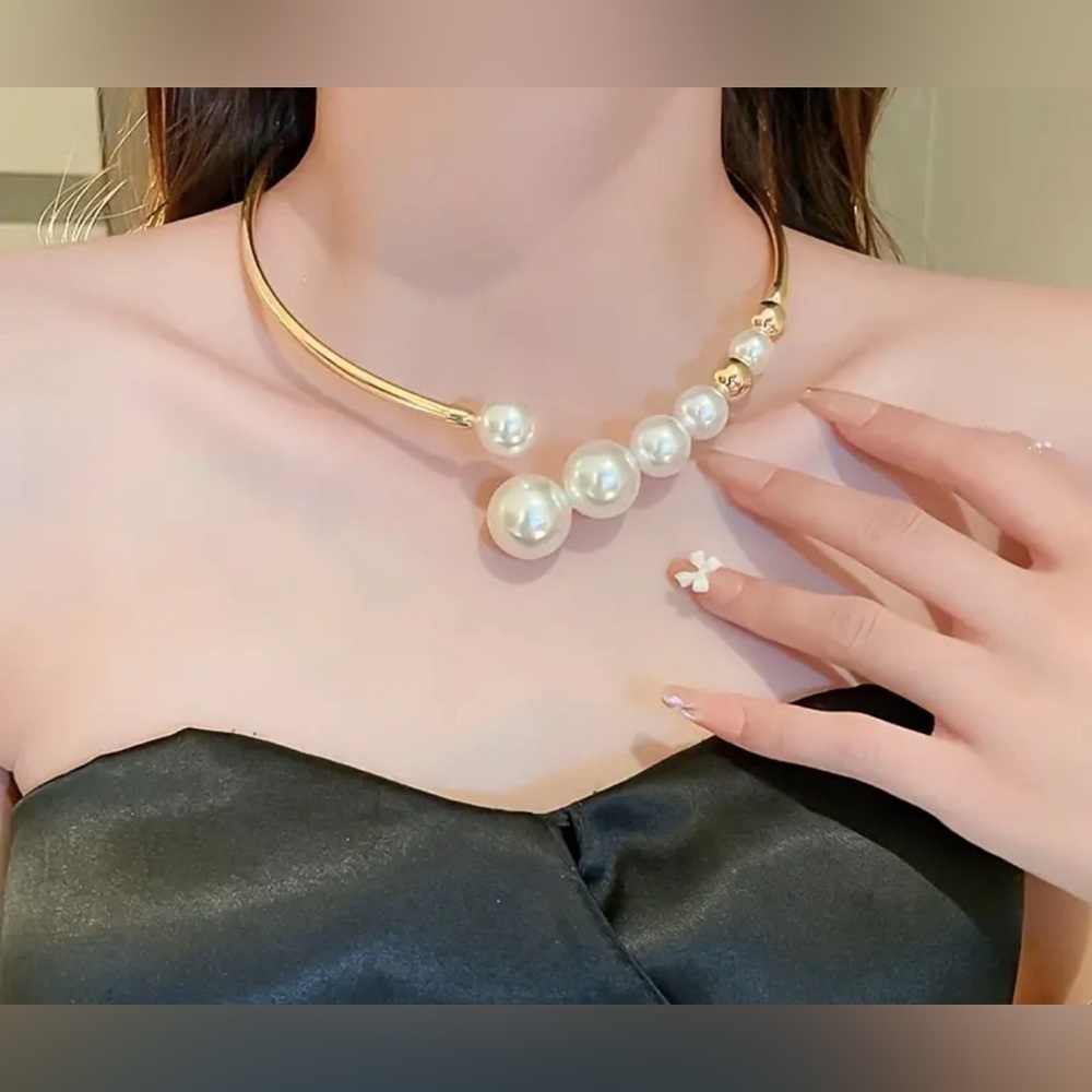 Gold Women's Elegant Necklace with Faux Pearls